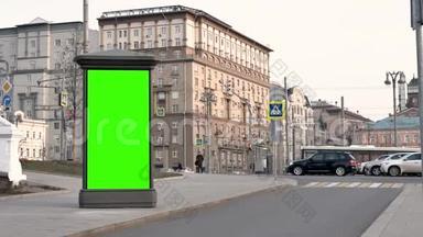 市街。 一天。 绿色窗户展示站在路边。